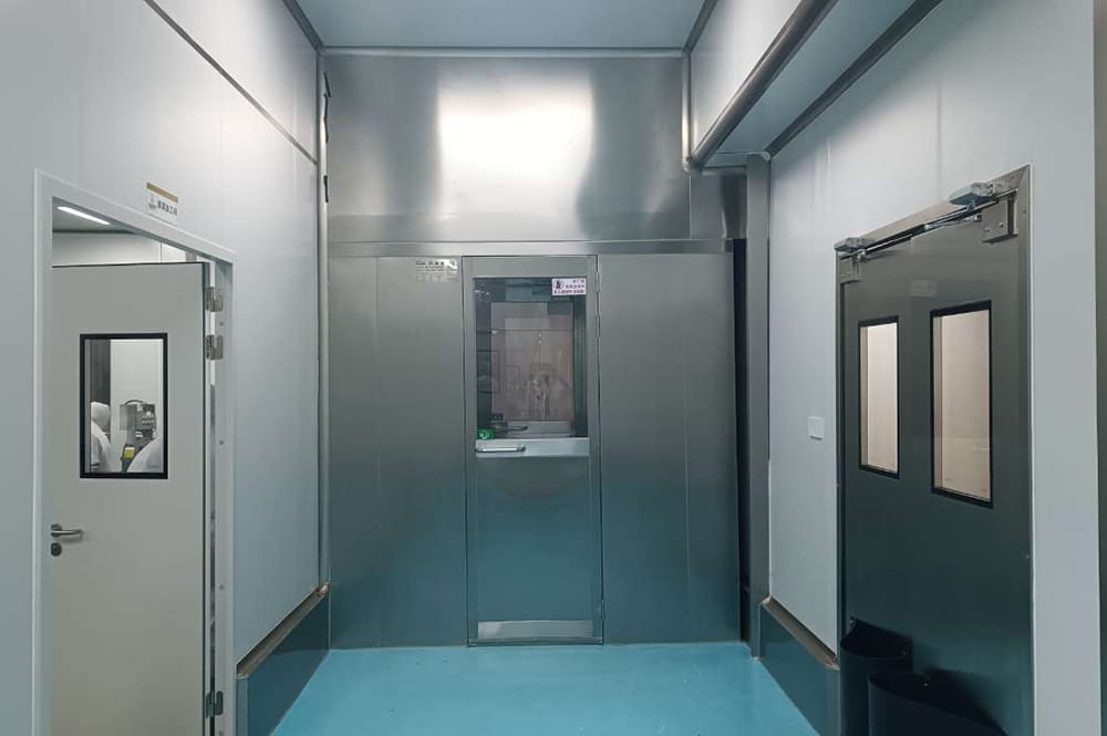 El uso de la ducha de aire con placa de acero de color en la sala limpia de productos electrónicos